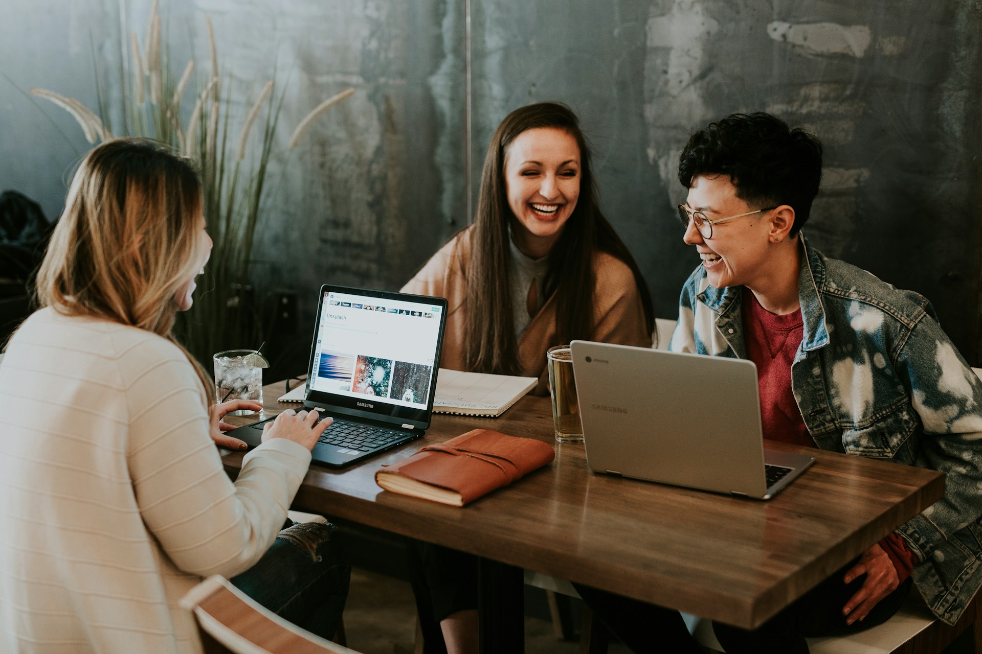 HR-Teams und Führungskräfte bei strategischen HR-Meetings