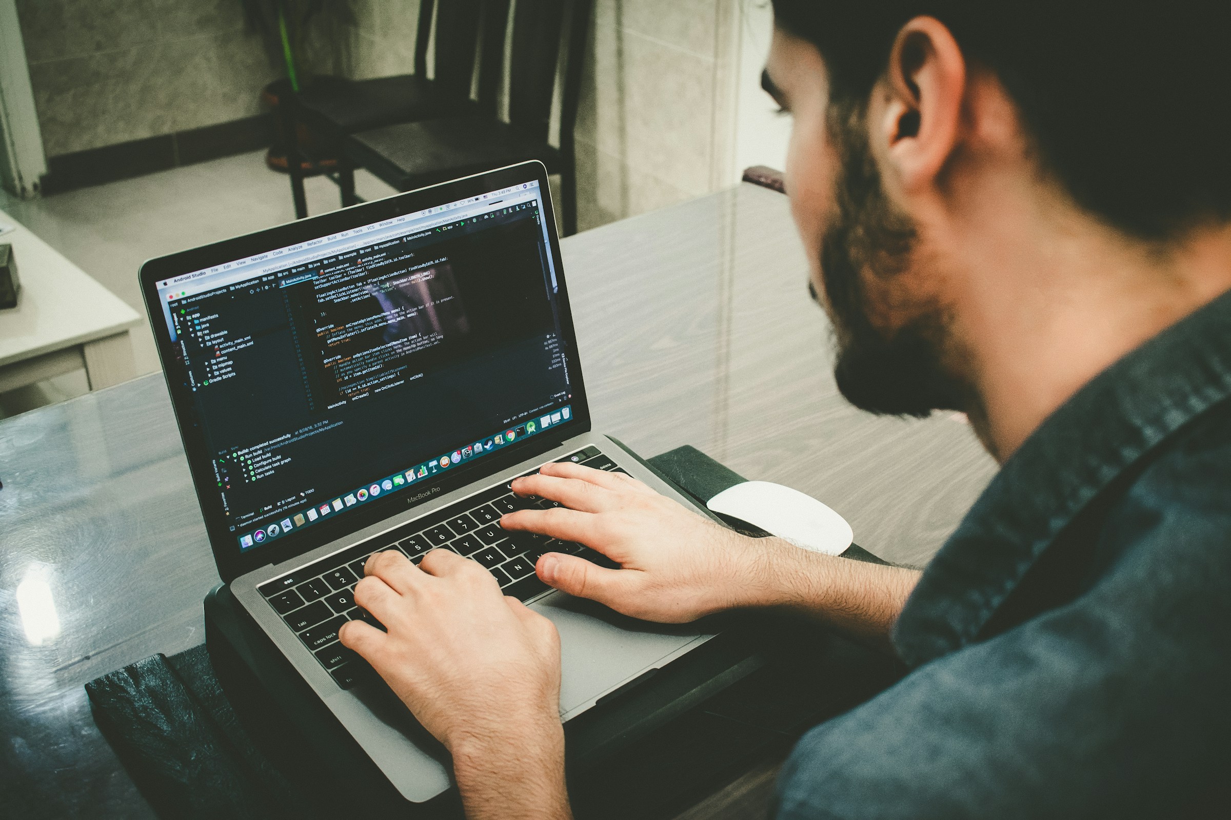Menschen arbeiten mit AI und Technologie im modernen Büro