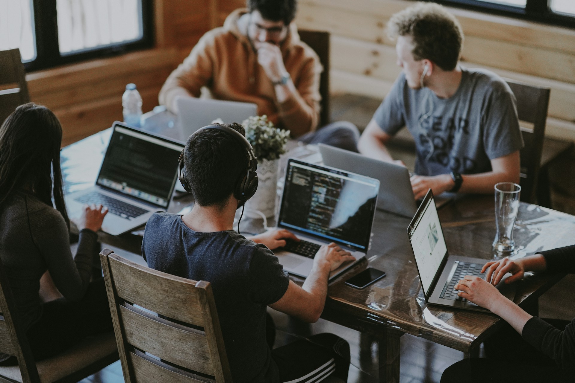 Entwickler und IT-Experten bei der Arbeit im modernen Büro